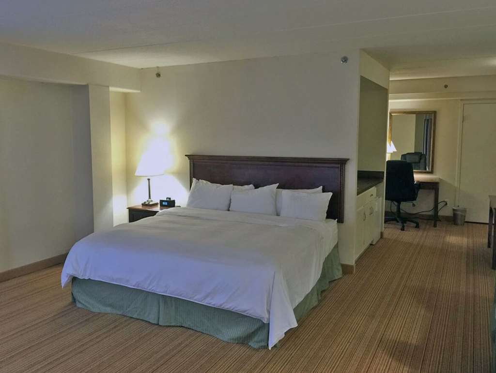 Clarion Hotel Indianapolis Room photo