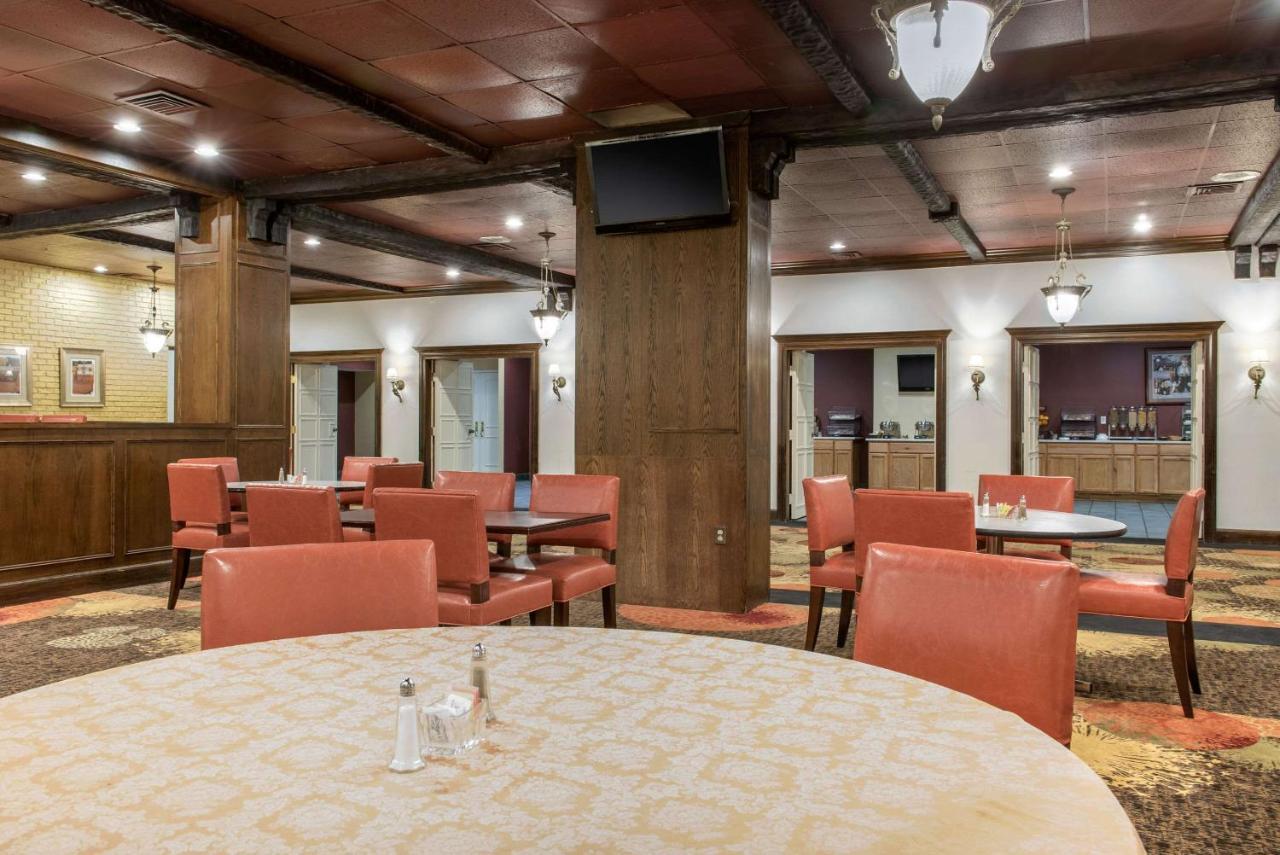 Clarion Hotel Indianapolis Exterior photo