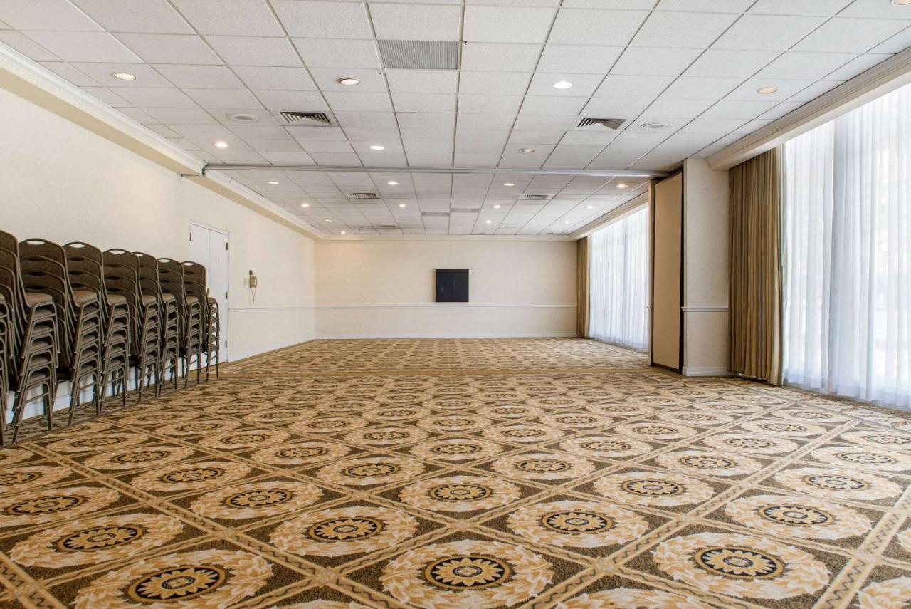 Clarion Hotel Indianapolis Exterior photo
