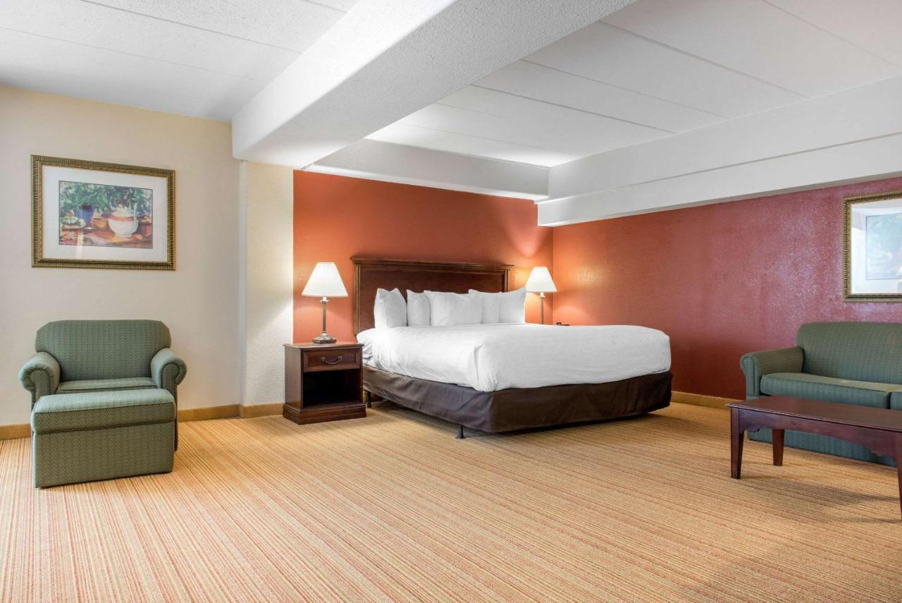 Clarion Hotel Indianapolis Exterior photo