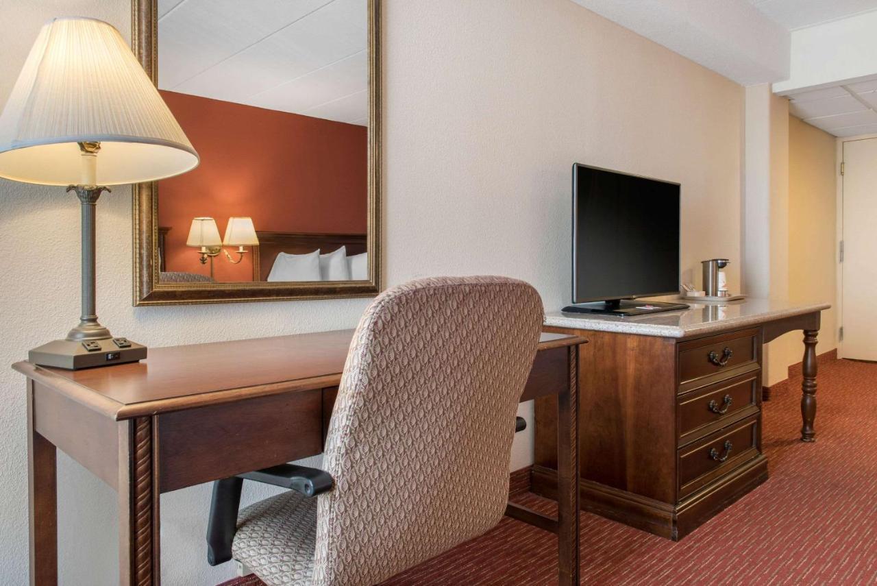 Clarion Hotel Indianapolis Exterior photo