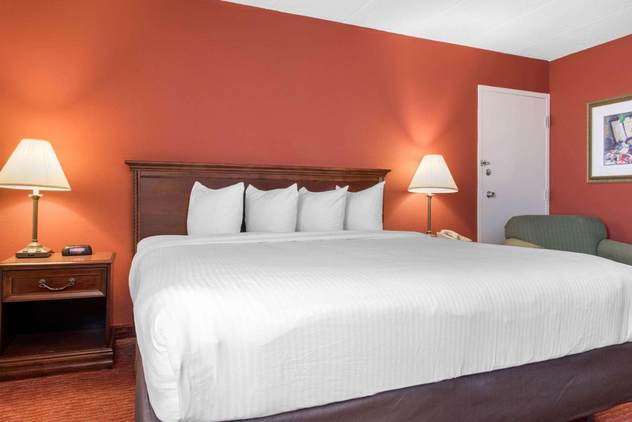 Clarion Hotel Indianapolis Exterior photo