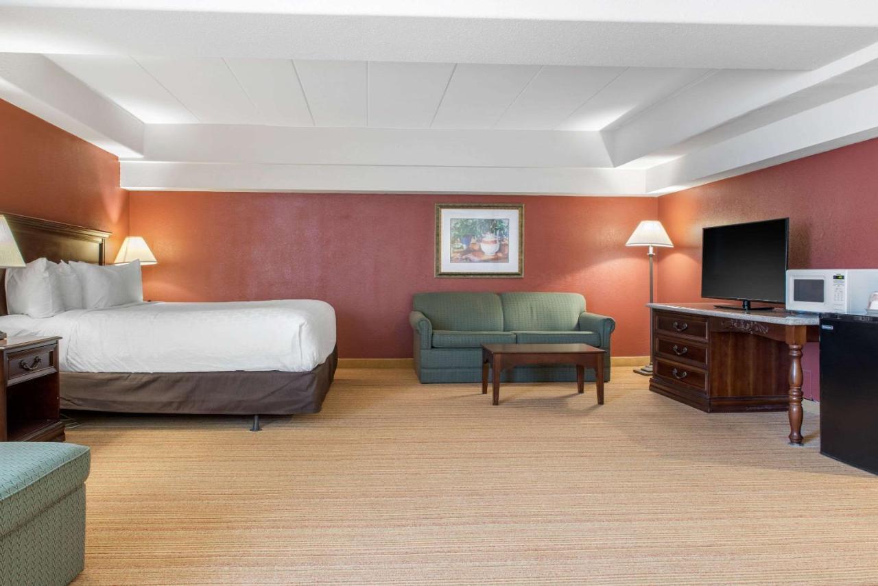 Clarion Hotel Indianapolis Exterior photo