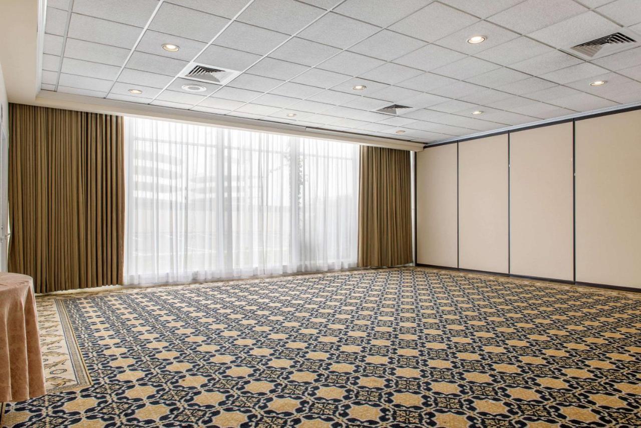 Clarion Hotel Indianapolis Exterior photo